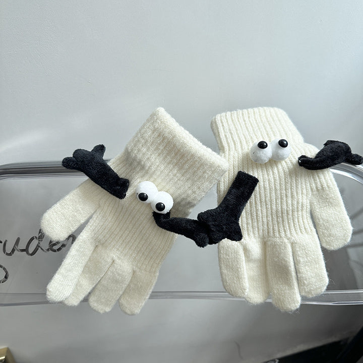 Knitted couple gloves with magnetic hands