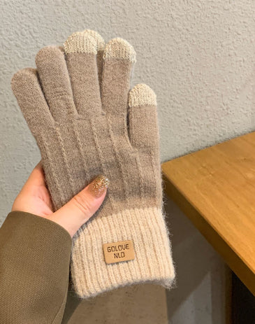 Knitted gloves with contrast ribbed cuff