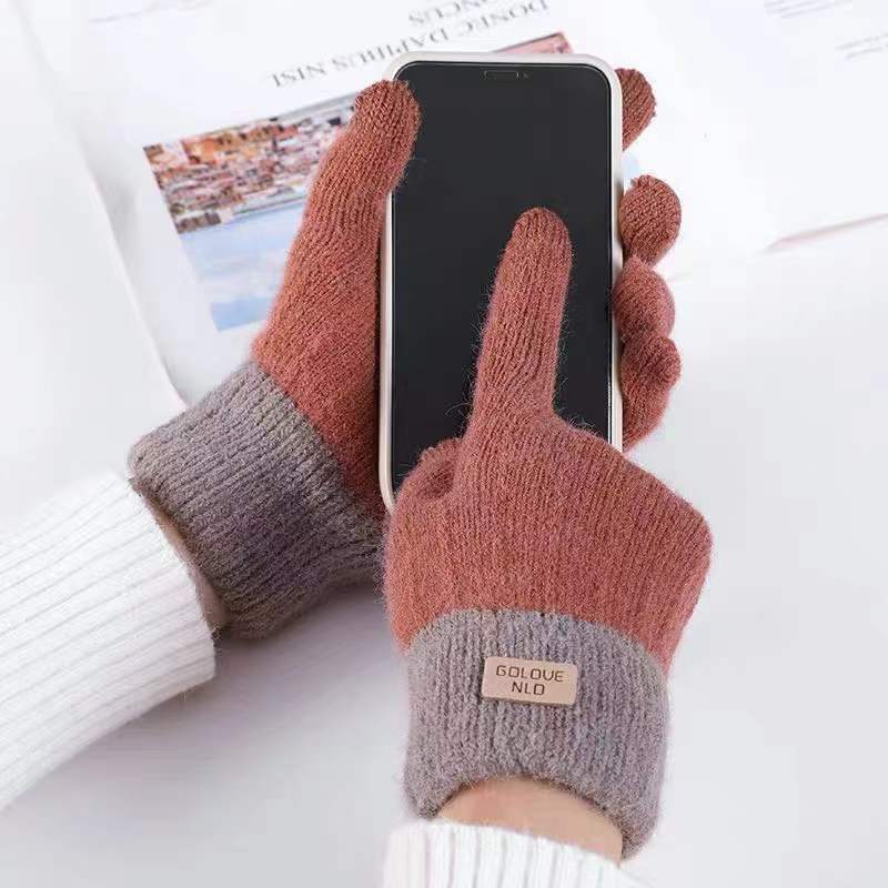 Knitted gloves with contrast ribbed cuff