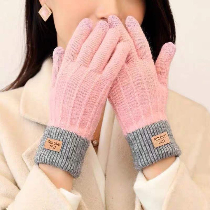 Knitted gloves with contrast ribbed cuff