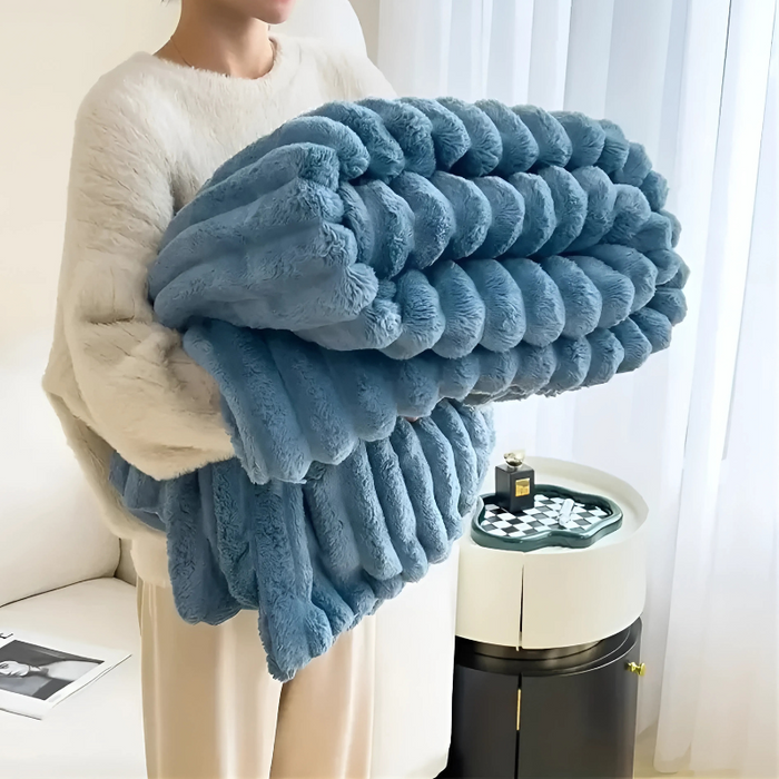 Cosycombe™ Ultra-Soft Flannel Blanket – Light, Warm and Portable