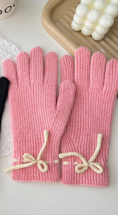 Cream ribbed knit gloves with bow