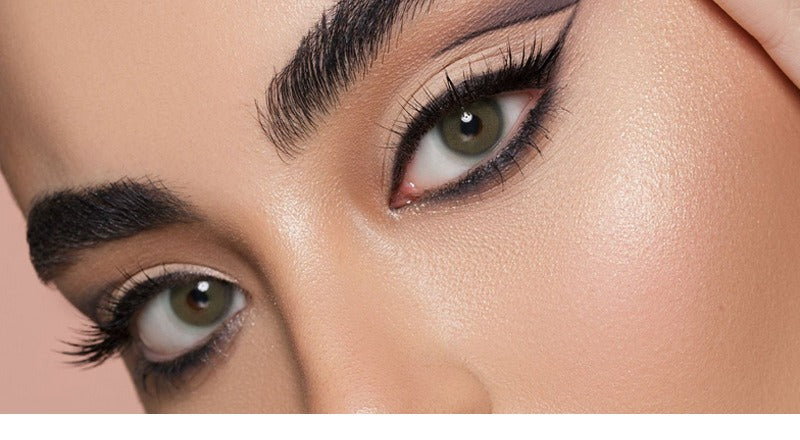 Magnetic false eyelashes in round case