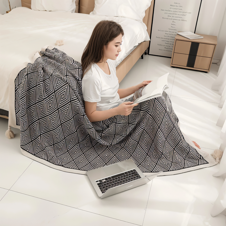 Cosycombe™ Geometric Fleece Throw Blanket in Black and White – Soft and Light
