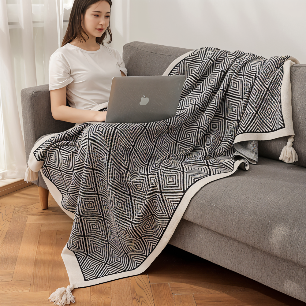Cosycombe™ Geometric Fleece Throw Blanket in Black and White – Soft and Light