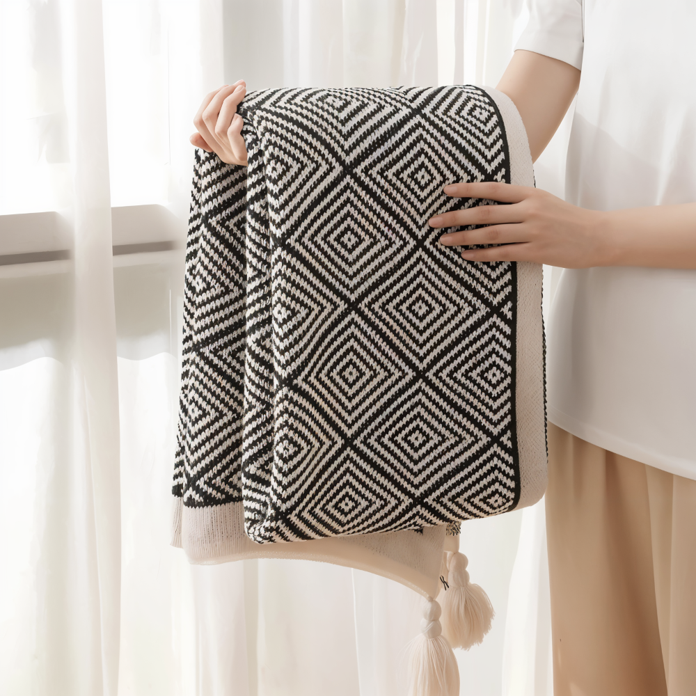 Cosycombe™ Geometric Fleece Throw Blanket in Black and White – Soft and Light