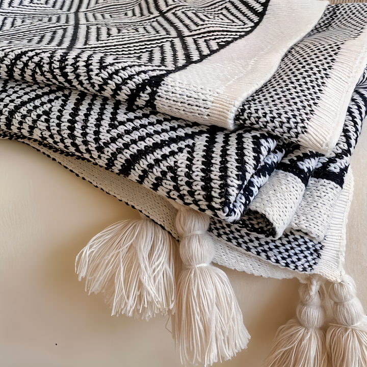 Cosycombe™ Geometric Fleece Throw Blanket in Black and White – Soft and Light