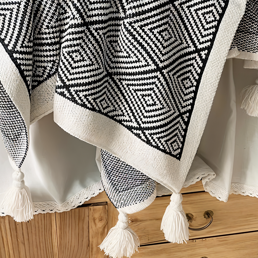Cosycombe™ Geometric Fleece Throw Blanket in Black and White – Soft and Light