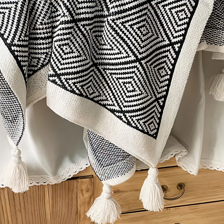 Cosycombe™ Geometric Fleece Throw Blanket in Black and White – Soft and Light
