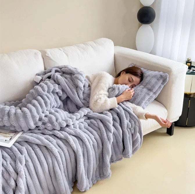 Cosycombe™ Fluffy Fleece Blanket – Lightweight, Soft and Washable at 30°C