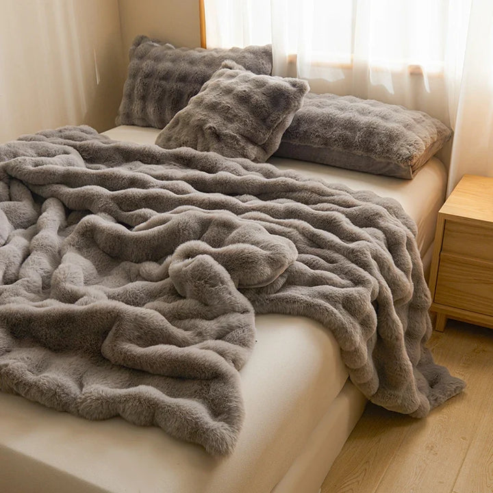 Cosycombe™ Ultra-Soft Faux Fur Blanket, Thick and Velvety for Cold Days