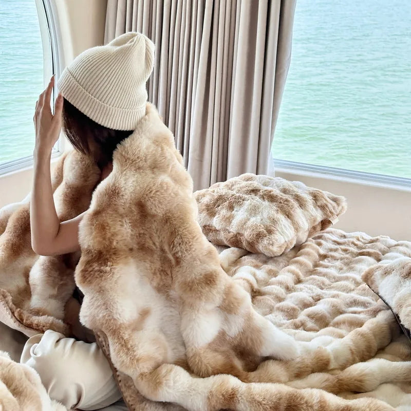 Cosycombe™ Velvet and Faux Fur Throw, Plush Warmth for Bed and Sofa