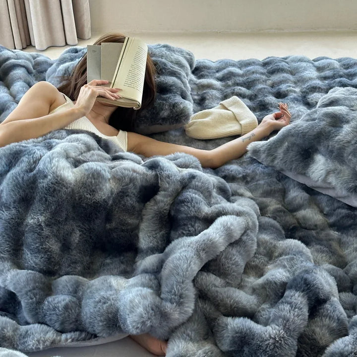 Cosycombe™ Velvet and Faux Fur Throw, Plush Warmth for Bed and Sofa