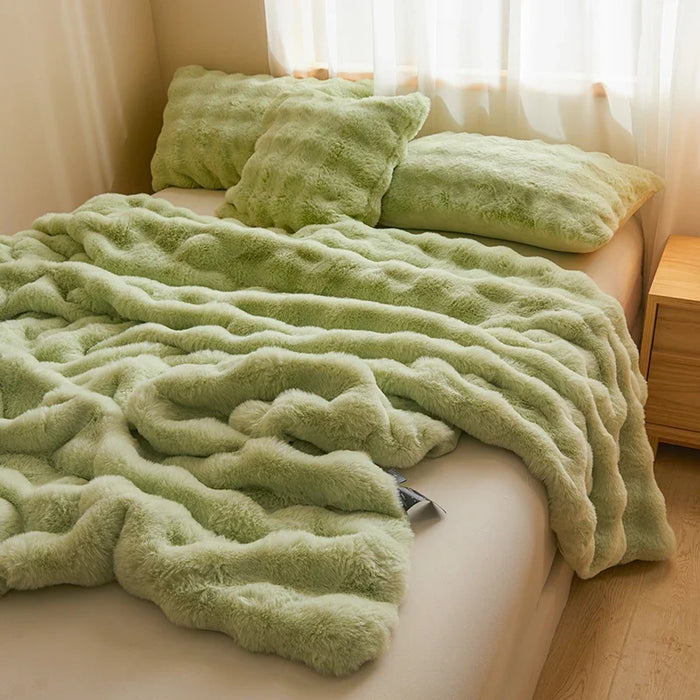 Cosycombe™ Ultra-Soft Faux Fur Blanket, Thick and Velvety for Cold Days