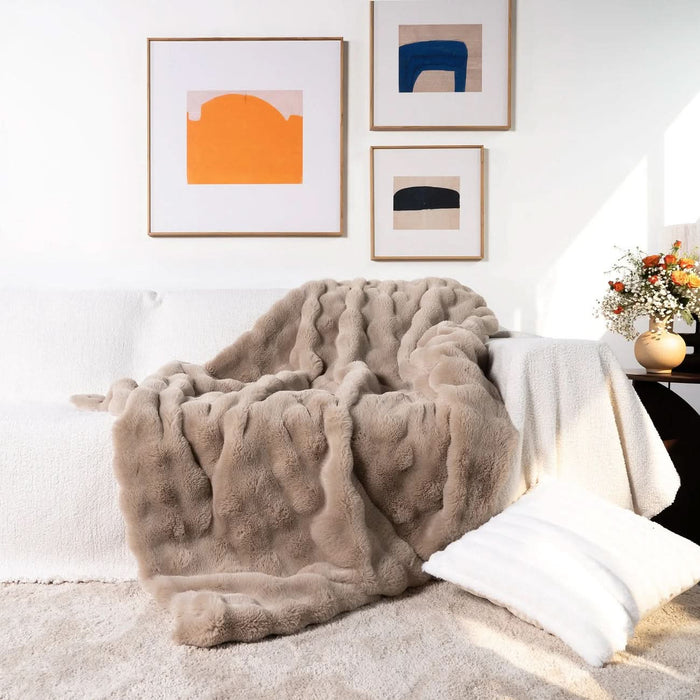 Cosycombe™ Ultra-Soft Double-Layer Faux Fur Throw for All-Year Comfort