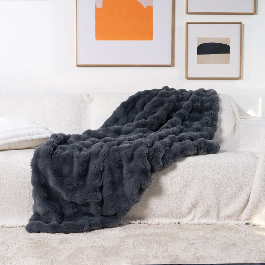 Cosycombe™ Ultra-Soft Double-Layer Faux Fur Throw for All-Year Comfort