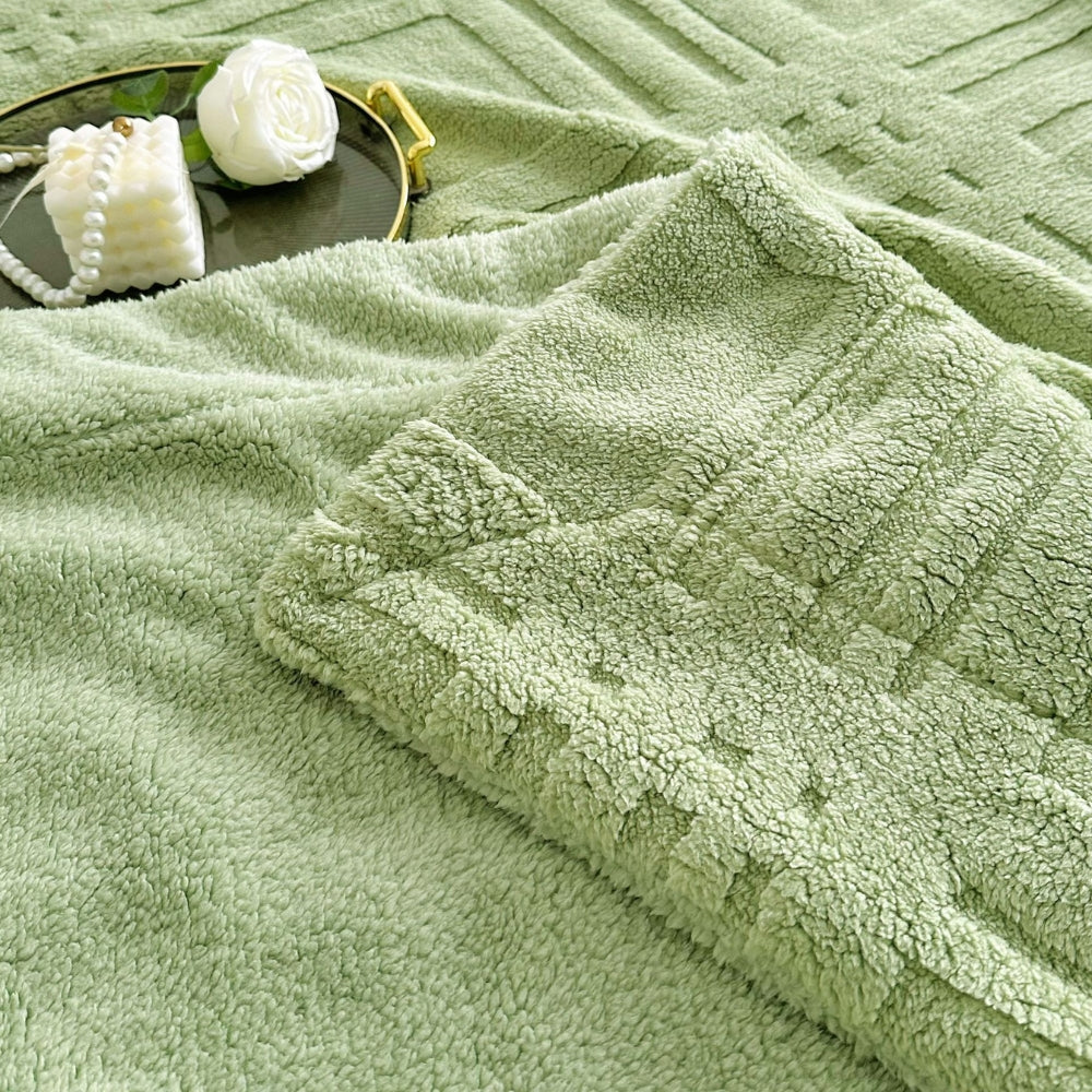 Cosycombe™ Embossed Grid Knit Blanket in Double-Layer Soft Microfibre