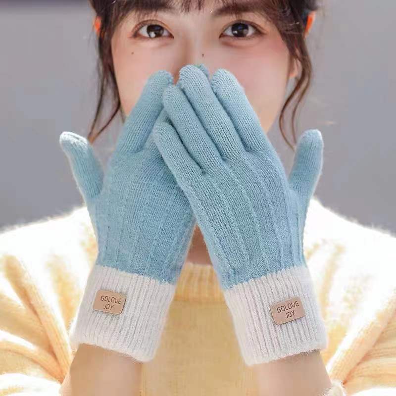 Knitted gloves with contrast ribbed cuff