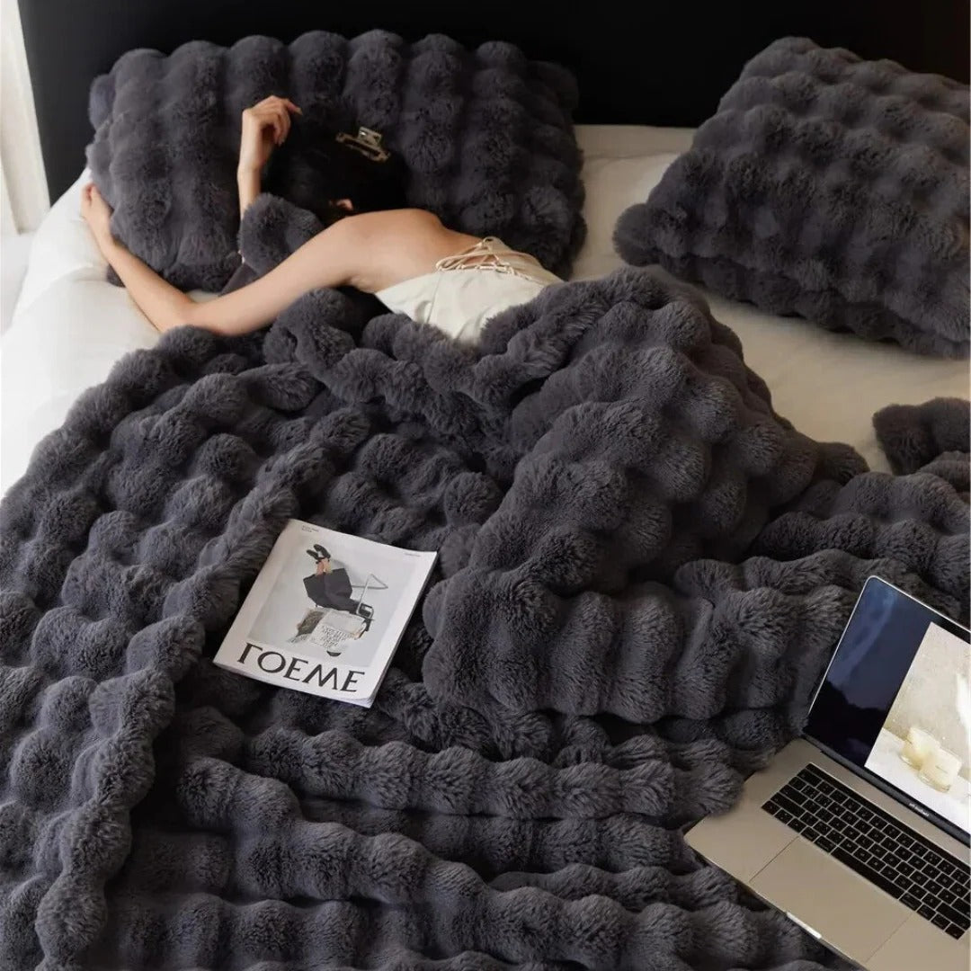 Cosycombe™ Soft Plush All-Season Blanket with Minimal Elegant Design
