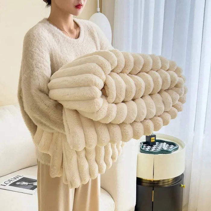 Cosycombe™ Faux Fur Throw Blanket – Plush, Lightweight and Luxurious