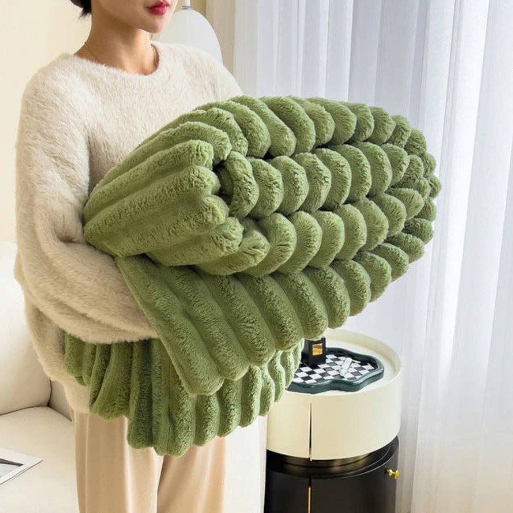 Cosycombe™ Faux Fur Throw Blanket – Plush, Lightweight and Luxurious
