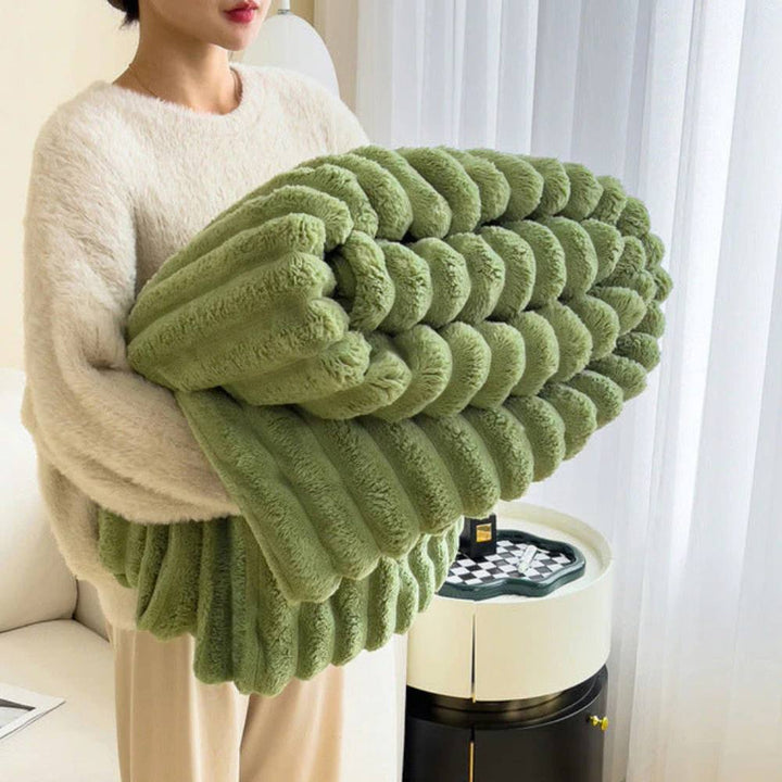 Cosycombe™ Faux Fur Throw Blanket – Plush, Lightweight and Luxurious