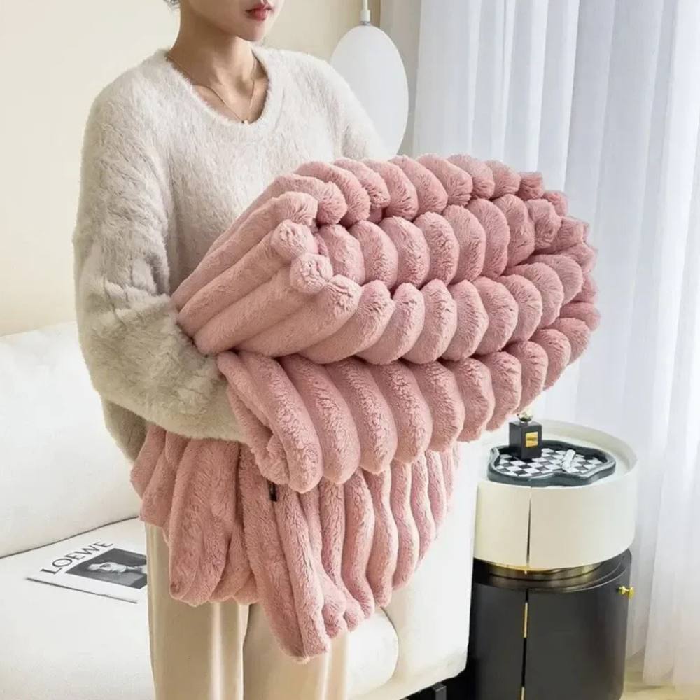 Cosycombe™ Faux Fur Throw Blanket – Plush, Lightweight and Luxurious